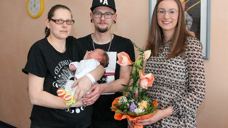 Klinikum-Geschäftsführerin Juliane Kirfe (re.) gratuliert Familie Ryll zur Geburt von Tochter Mia-Sophie. Sie kam am 1. Januar 2024 um 19.35 Uhr zur Welt.