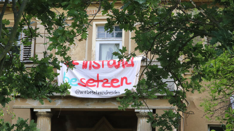 Am Samstag besetzte eine Gruppe von zwölf Menschen das Haus am Basteiplatz 3.
