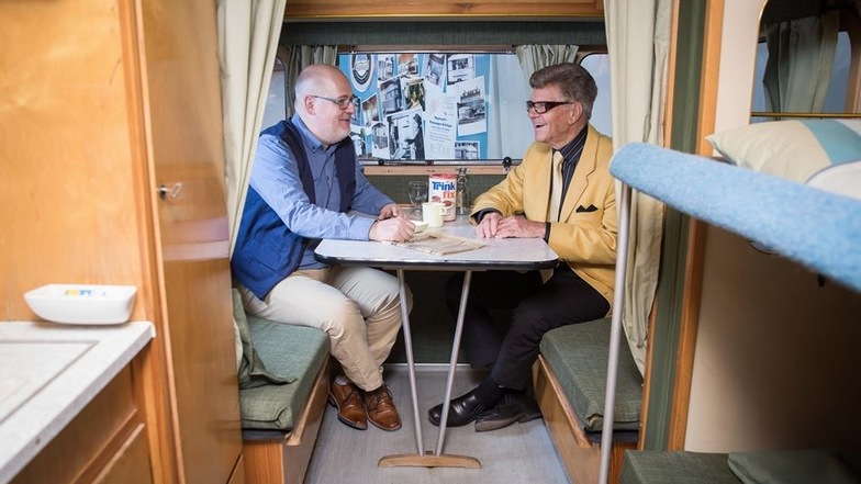 Restaurator und Konstrukteur im DDR-Wohnwagen: Vor dem Nagetusch-Treffen haben Frank Hartwig (l.) und Manfred Nagetusch (r.) noch viel zu besprechen.