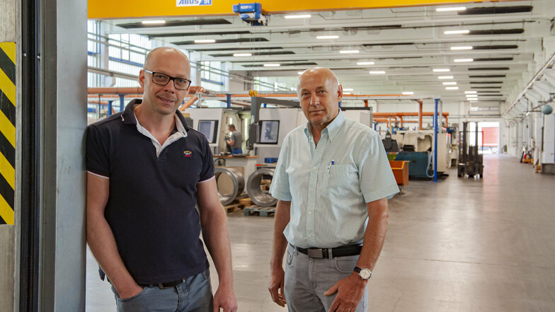 Generationswechsel: André Freudemann (links) hat die Geschäfte und Gesellschafteranteile seines Vaters Konrad in der Metalltechnik Großenhainer Maschinenbau GmbH übernommen. Das Unternehmen hat große Pläne.