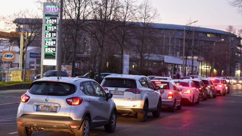 Mehrere hundert Meter stauten sich Autofahrer am Dienstag vor einer Tankstelle in der Wittenbergerstraße in Leipzig.