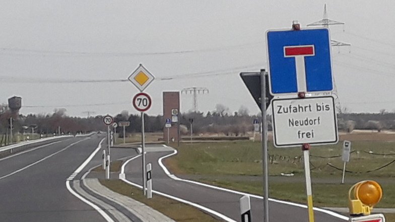 Am Kreisverkehr Zeithain weist dieses Schild hin, dass die Bundesstraße nur bis Neudorf frei ist.