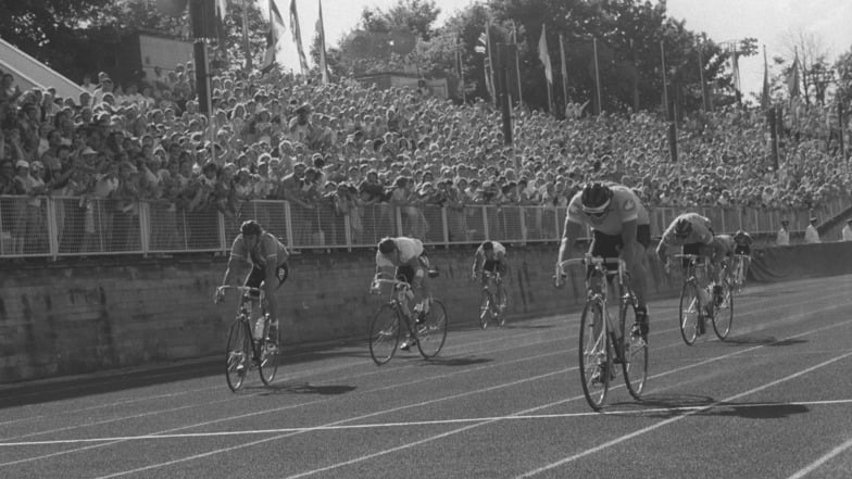 Zieleinfahrt im Heinz-Steyer-Stadion: Am 16. Mai 1989 siegte auf der 8. Etappe über 197 Kilometer von Berlin nach Dresden Uwe Raab vor Olaf Ludwig und dem CSSR-Fahrer Jozef Regec.