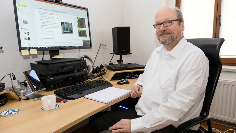 Datenwissenschaftler Thomas Arlt sitzt am Computer in seiner Wohnung in der Görlitzer Innenstadt. Dank des schnellen Internets kann er hier gut arbeiten.