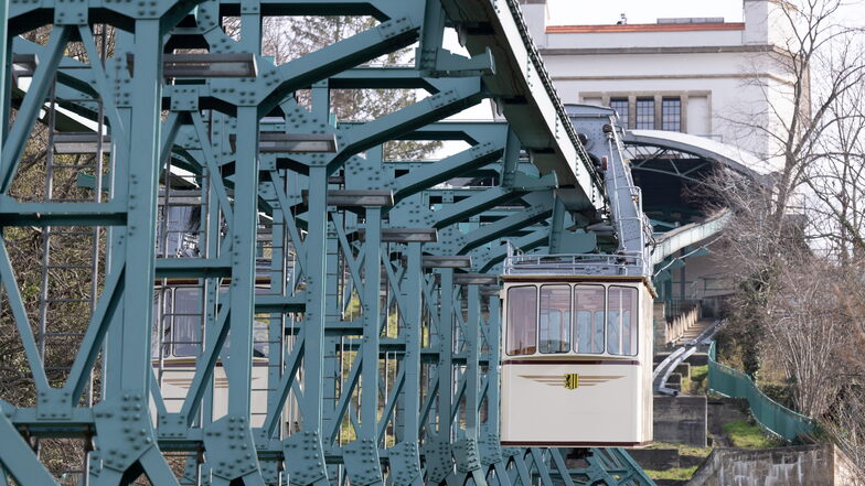 Die historische Schwebebahn am Dresdner Elbhang und die Standseilbahn werden im Herbst kontrolliert und damit zwei Wochen lang aus dem Verkehr gezogen.