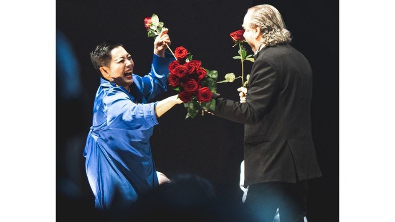 Ein Zeichen der Dankbarkeit, Hermjo Klein überreicht Qing Qing rote Rosen für ihre Choreographien in China Girl.