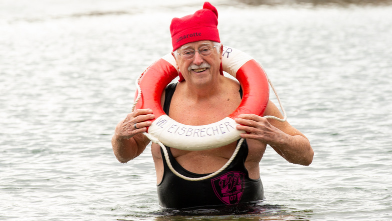 Günter Schwanitz von den Pirnaer Winterschwimmern geht im Natursee baden.