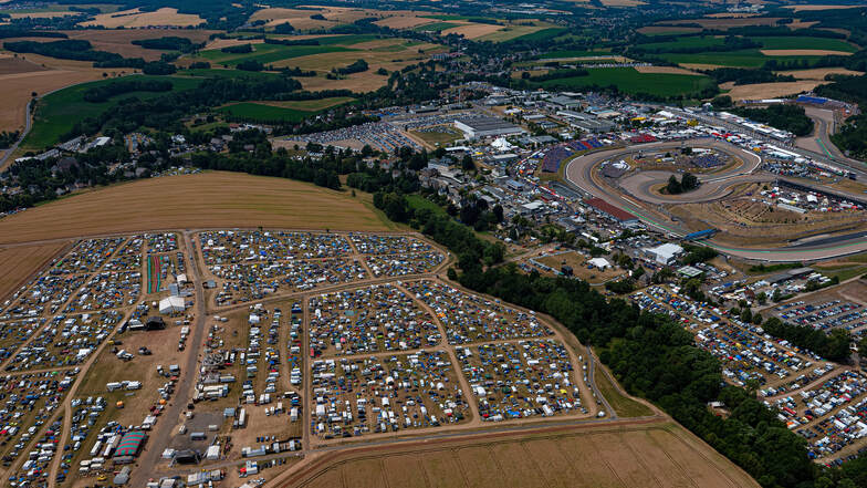 Der Sachsenring mit dem berühmten Zeltplatz auf dem Ankerberg auf der linken Seite. Der ADAC stellt in Aussicht, dass der MotoGP hier auch in den nächsten sieben Jahren stattfindet.