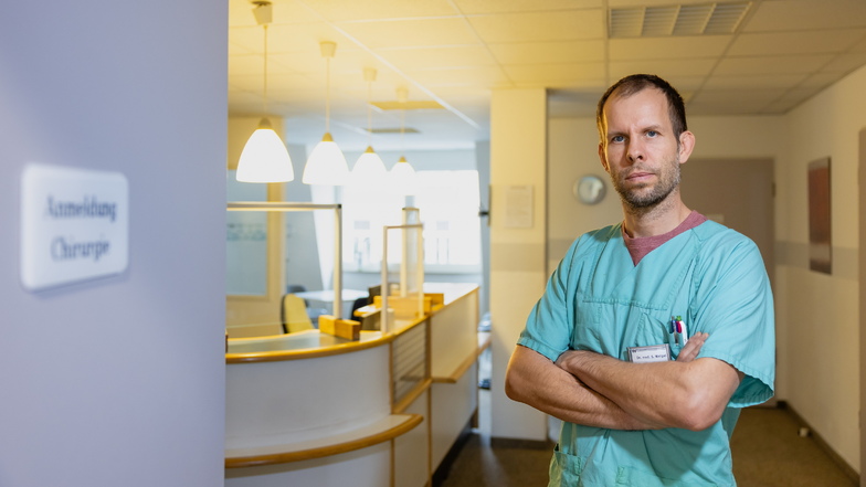 Wartet vergeblich auf seinen Patienten: Dr. Sebastian Weigel in seiner chirurgischen Praxis in Dresden.