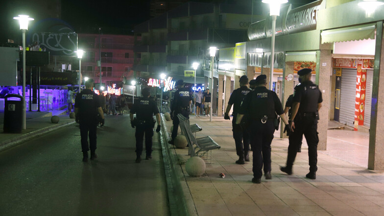 Polizisten patrouillieren im Badeort Magaluf auf Mallorca.