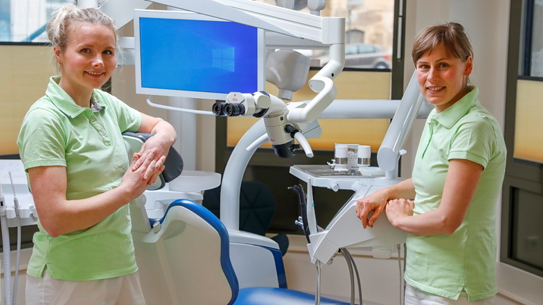 Christiane Slansky (rechts) und ihre angestellte Zahnärztin Julia Wagner vor dem neuen, modernen Zahnarztstuhl.