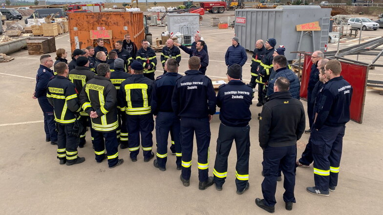 Führungskräfte der Feuerwehren aus Döbeln und den umliegenden Gemeinden waren zur Einweisung in Karls Erlebnis-Dorf. Dabei wurden Fragen zur Wasserversorgung und Brandmeldeanlage geklärt.