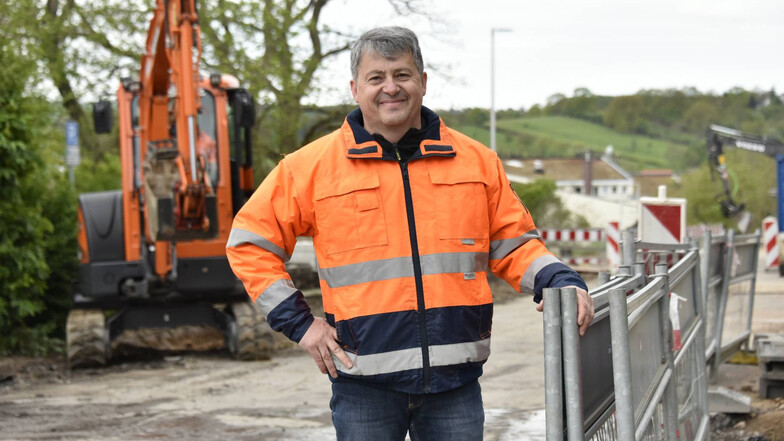 Uwe Stoll, Geschäftsführer der Arndt-Brühl GmbH, freut sich aber den reibungslosen Ablauf auf der Baustelle Pesterwitzer Straße.