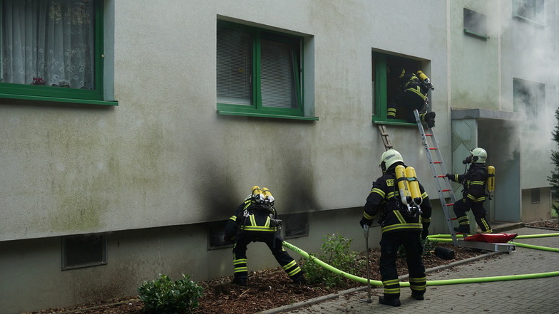Im August 2021 haben die Kameraden der Feuerwehr einen Brand an der Straße der Jugend in Döbeln gelöscht und Bewohner aus dem total verqualmten Haus evakuiert.