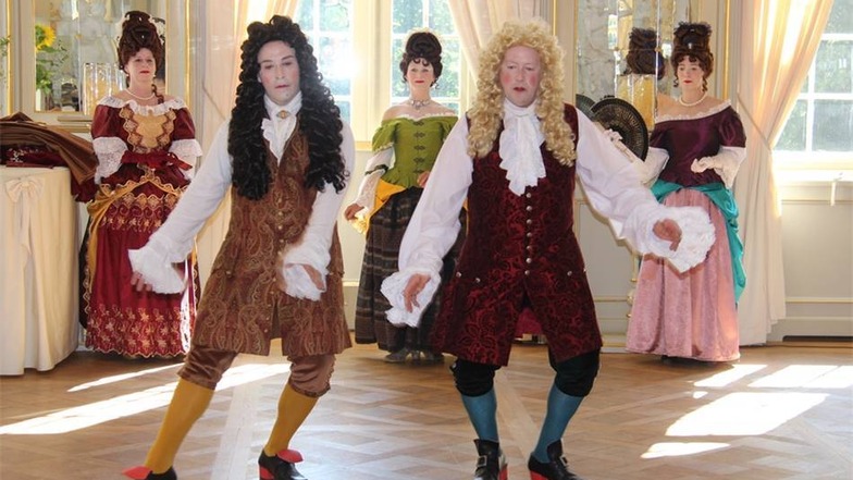 Les danceurs des Sans Souci im Spiegelsaal des Schlosses