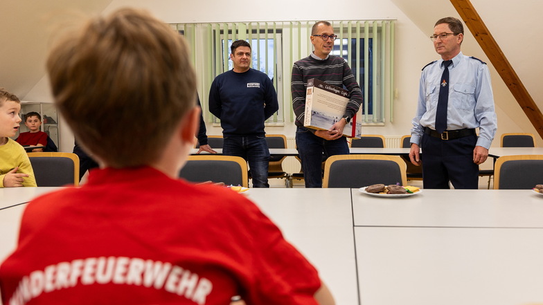 Bürgermeister Heiko Wersig hat am Mittwoch Reiner Edelmann (r.) als Kinderfeuerwehrwart verabschiedet.