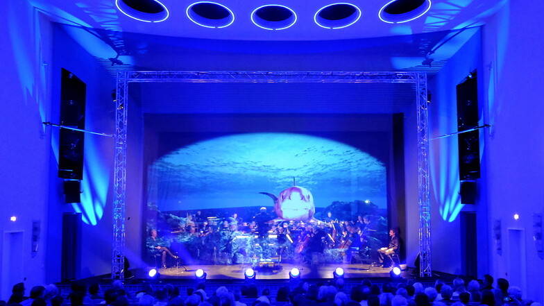 Die Elbland-Philharmonie spielte am Wochenende ihr Hologramm-Konzert "Unten im Meer" auch im ausverkauften Theater Meißen.