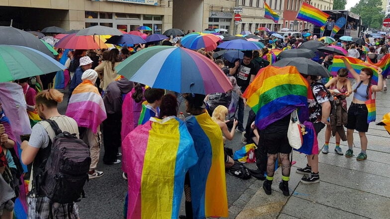 CSD in Dresden: Parade unter Regenschirmen