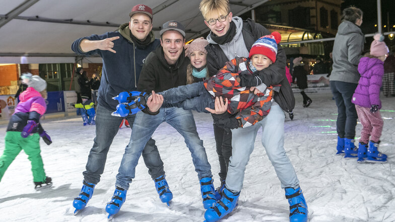 Zu den Programm-Höhepunkten gehört eine große Eislauf-Show im Döbelner Winterdorf.