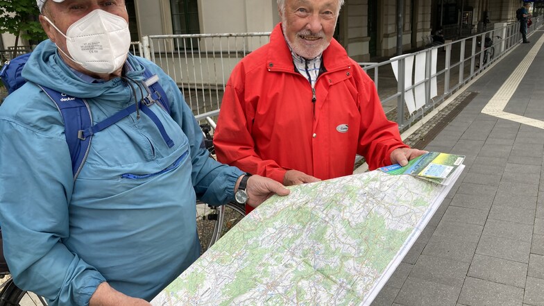Günter Höhne (r.) und Hans Günter Kruse planen schon vor der Abfahrt des Zuges in Zittau ihre Route.
