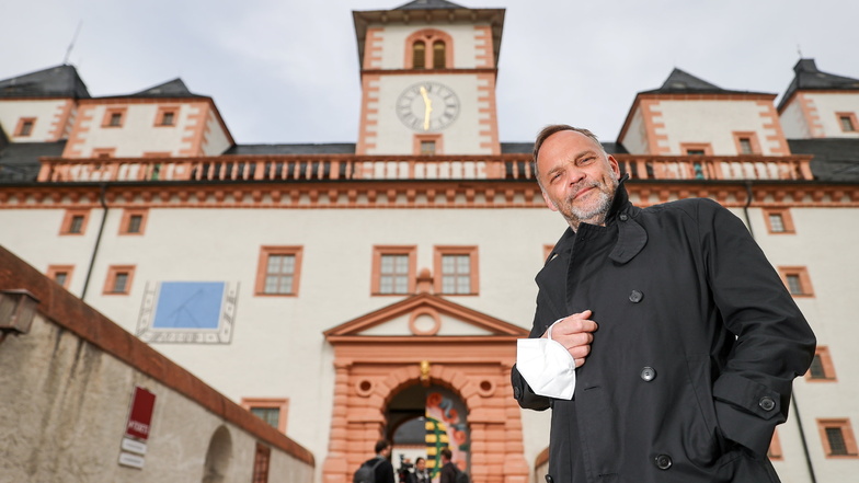 Dirk Neubauer (SPD), Bürgermeister der Stadt, steht vor dem Schloss Augustsburg.