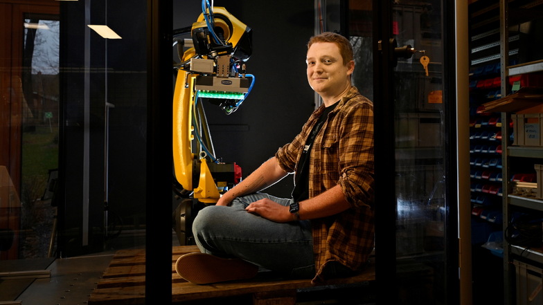 Kilian Költzsch arbeitet beim Dresdner Start-up Wandelbots mit Robotern.