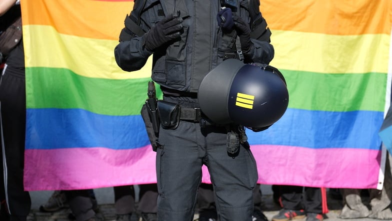 Polizisten mussten den Umzug zum CSD in Bautzen gegen Angriffe von rechtsextremen schützen.