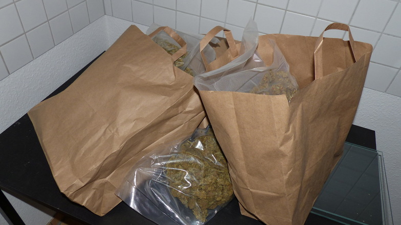 Der Zoll hat in Leipzig 10 Kilogramm Marihuana gefunden. Gegen zwei Leipziger und einen Döbelner wird ermittelt.