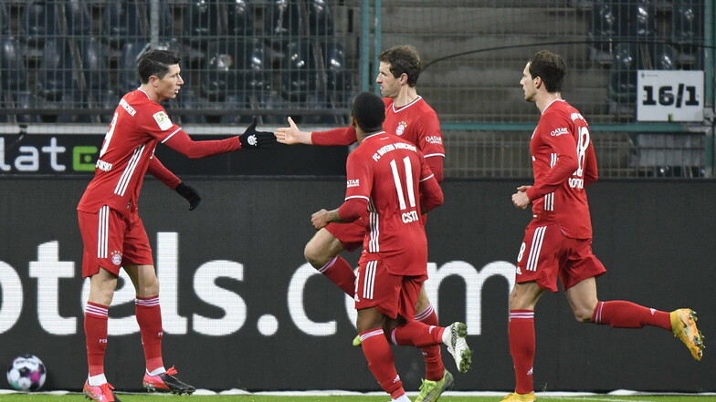 Robert Lewandowski (l-r) bejubelt sein Tor zum 0:1 mit seinen Mitspielern Thomas Müller, Douglas Costa de Souza und Leon Goretzka.