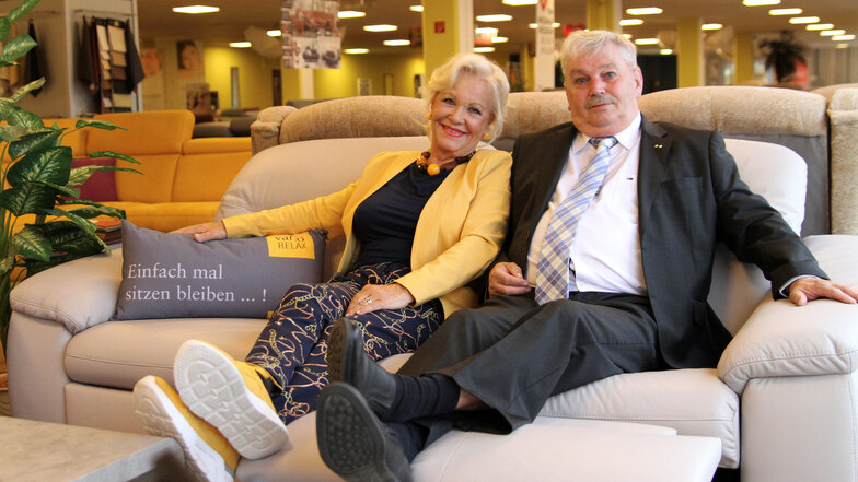 Schauspielerin Dorit Gäbler sitzt für Werbeaufnahmen gemeinsam mit Klaus Vester auf einem Sofa.