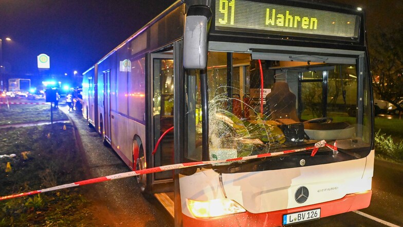 In Leipzig wurde ein Mann frontal von einem Bus getroffen.