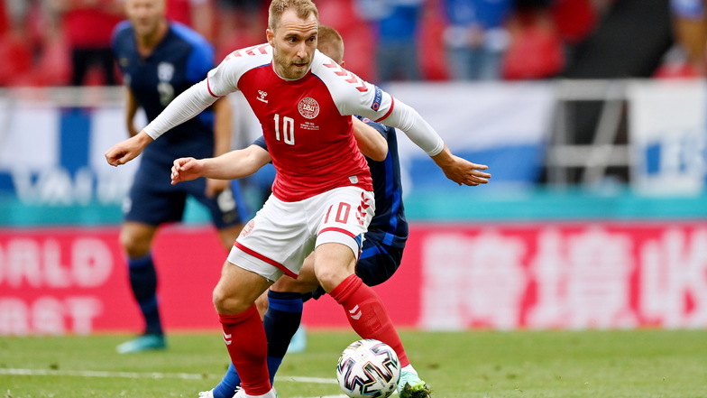 Eriksen von Dänemark war im Juni zu Beginn der Europameisterschaft in Kopenhagen während des Spiels gegen Finnland auf dem Rasen zusammengebrochen und musste wiederbelebt werden.