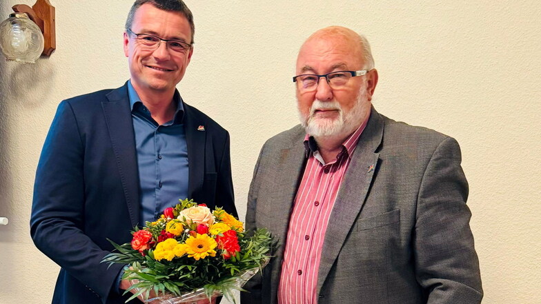 Der stellvertretende Bürgermeister und Stadtrat Peter Mickan (rechts) vereidigte Bürgermeister Ralf Rother (CDU) für seine vierte Amtszeit.