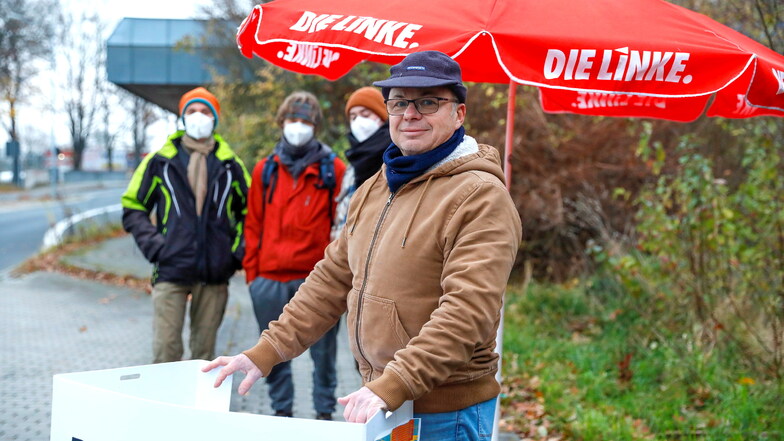 Hilfsaktion für Geflüchtete an der deutsch-polnischen Grenze: An der Friedensstraße in Zittau haben Bernd Hesse von den Linken und andere Unterstützer gestanden - und Spenden entgegen genommen.