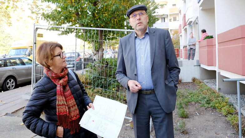 Seeg-Geschäftsführerin Birgit Richter und Oberbürgermeister Olaf Raschke bei der Begehung der entkernten Fellbacher Straße: Hausnummer drei und vier werden zusammengelegt.