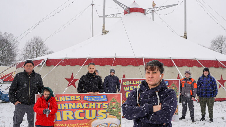 Jessica Köllner (vorn) und ihr Mann Jürgen (l.) wissen nicht, wie sie die nächsten Wochen mit ihrem Zirkus überleben sollen. Wegen der Corona-Beschränkungen dürfen sie derzeit nicht auftreten und sind in Taubenheim bei Sohland gestrandet.