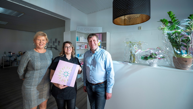 Neueröffnung: Zu ihrem Kosmetikstudio am Großenhainer Steinweg haben Stefanie Schulze (M.) Oberbürgermeister Sven Mißbach und Unternehmensberaterin Beate Josko gratuliert.