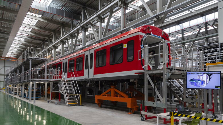 Ein Nahverkehrswagen steht in einer Halle des Bautzener Bombardier-Werkes. Noch in diesem Monat will der französische Alstom-Konzern seinen kanadischen Noch-Konkurrenten übernehmen.