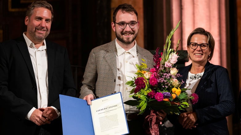 Der Sächsische Literaturpreis ging in diesem Jahr an Lukas Rietzschel (Mitte). Bei der Verleihung in der Görlitzer Synagoge sprach Jan Wiele, Literaturkritiker der Frankfurter Allgemeinen Zeitung, (li.) die Laudatio. Ebenfalls unter den Gratulanten Sachse