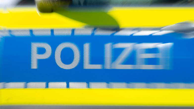 Drei Businsassen im Alter von 26, 46 und 66 Jahren wurden bei einem Unfall in Dresden leicht verletzt.