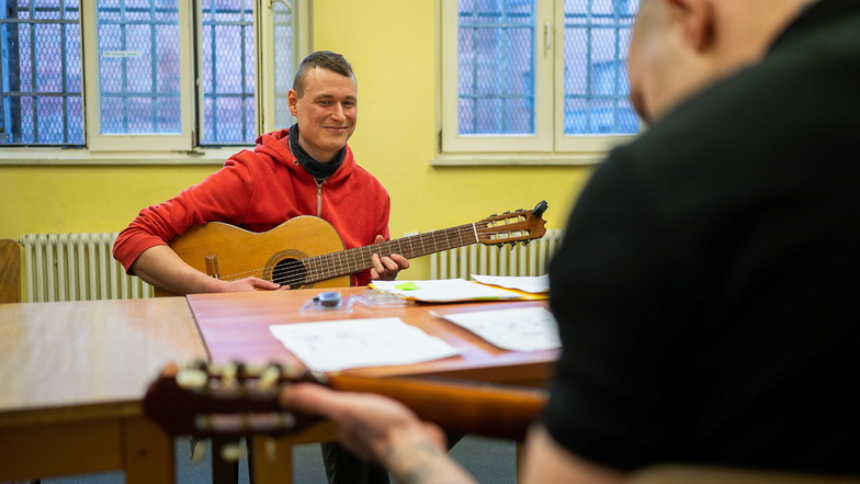 Jan Heither (l.) ist Student der Sozialen Arbeit und gibt Gefangenen der JVA Görlitz regelmäßig Gitarrenunterricht.