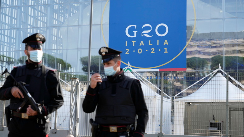Italienische Carabinieri patrouillieren vor dem Kongresszentrum in Rom, in dem der G20-Gipfel stattfindet.