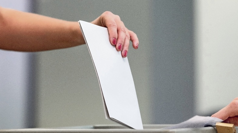 Diese Wahlurne – nicht in Radebeul – hat sogar ein Vorhängeschloss zur Sicherung des Deckels.