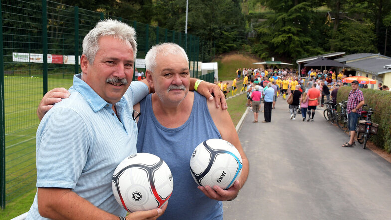 Uwe Stiebinger (links) und Bernd Bretschneider haben in den 1980er-Jahren gemeinsam Fußball gespielt. Deshalb ließen sich beide weder die Einweihung des neuen Sportplatzes Marbach noch das Auflaufen der Bundesliga Auswahl Ost entgehen.