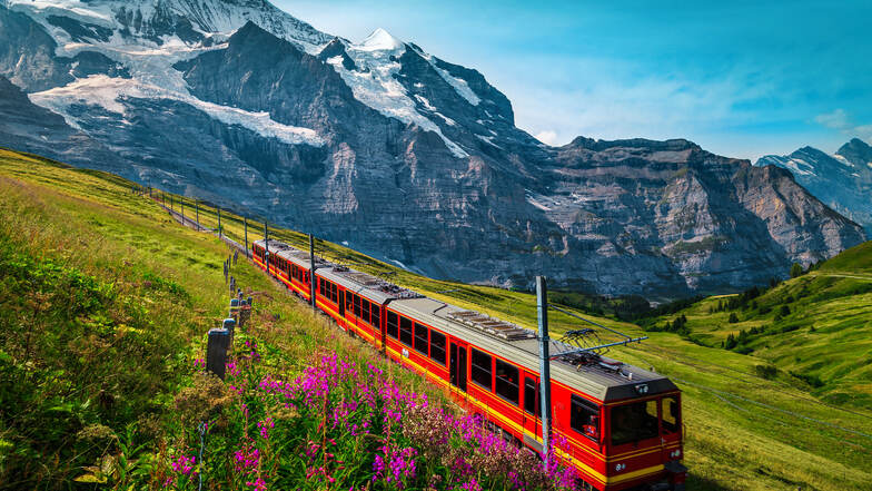 Überqueren Sie mit den Zügen des Original Bernina- und Glacier Express die Schweizer Alpen.