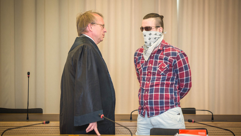 Der Angeklagte Robert B., hier mit seinem Verteidiger Ulf Israel, hatte sich zum Prozessauftakt am Landgericht Dresden ein Halstuch vor das Gesicht gebunden.