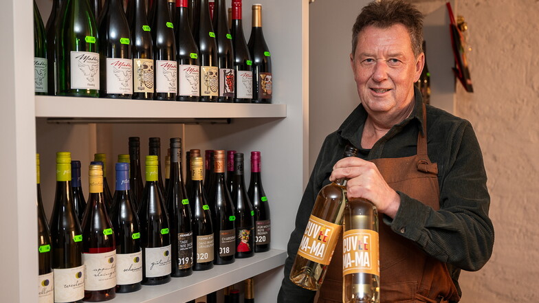 Der Weinhändler Axel Krüger mit deutsch-polnischem Cuvée "Ma-Ma" in seinem Weinkeller auf der Görlitzer Jakobstraße.