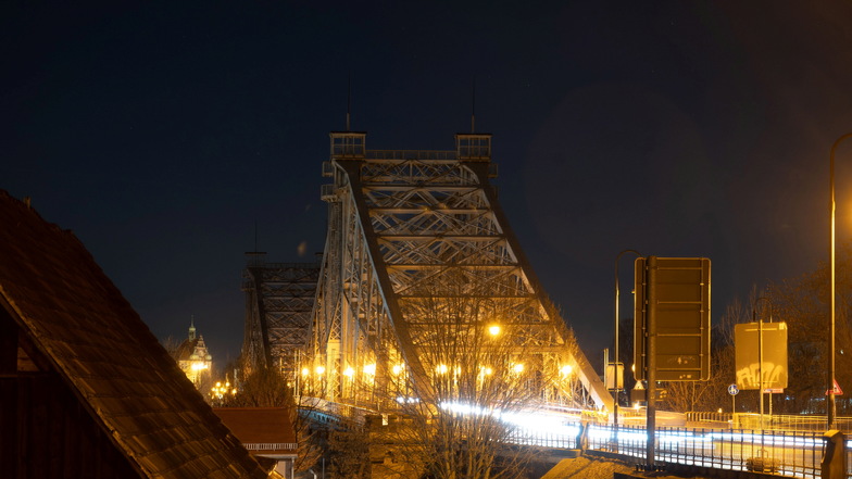 Sieben Monate lang blieb die Stahlkonstruktion des Blauen Wunders nachts dunkel, da alle Strahler abgeschaltet werden mussten. Nur die Straßenleuchten sorgten für Licht auf der Brücke.