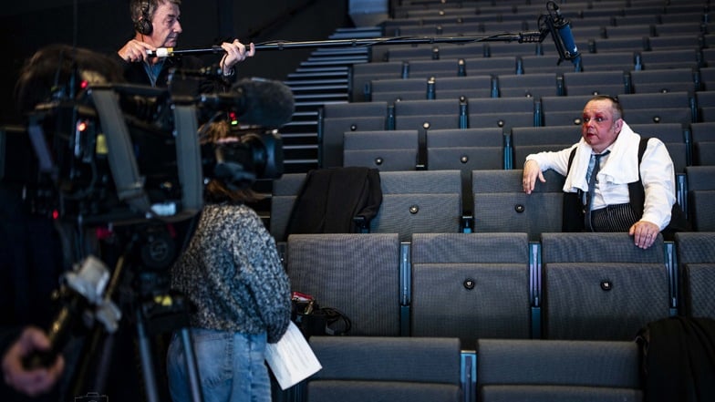 Raoul Schoregge, Regisseur und Visionär des Chinesischen Nationalcircus, im Interview. Noch in Kostüm und Maske, reflektiert er über die Entstehung und Emotionen hinter seiner Show China Girl, während das Kamerateam jeden Moment einfängt.