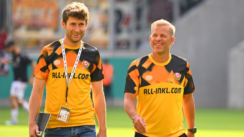 Nach gut einem Jahr wieder auf Stellensuche: Ronny Zimmermann (links neben Cheftrainer Markus Anfang) ist nicht mehr Pressesprecher von Dynamo Dresden.